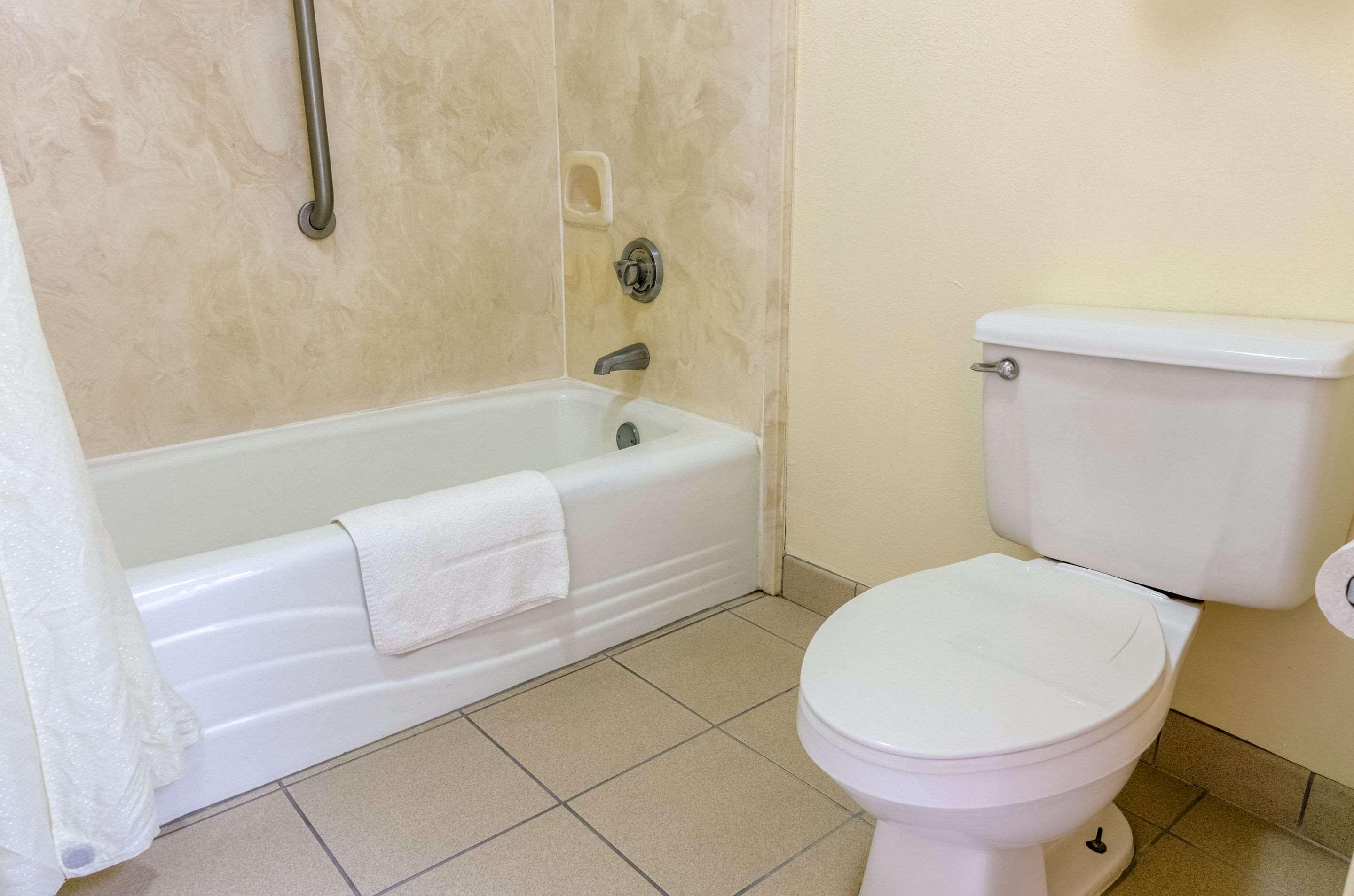 Econo Lodge Inn & Suites Gulfport Bagian luar foto