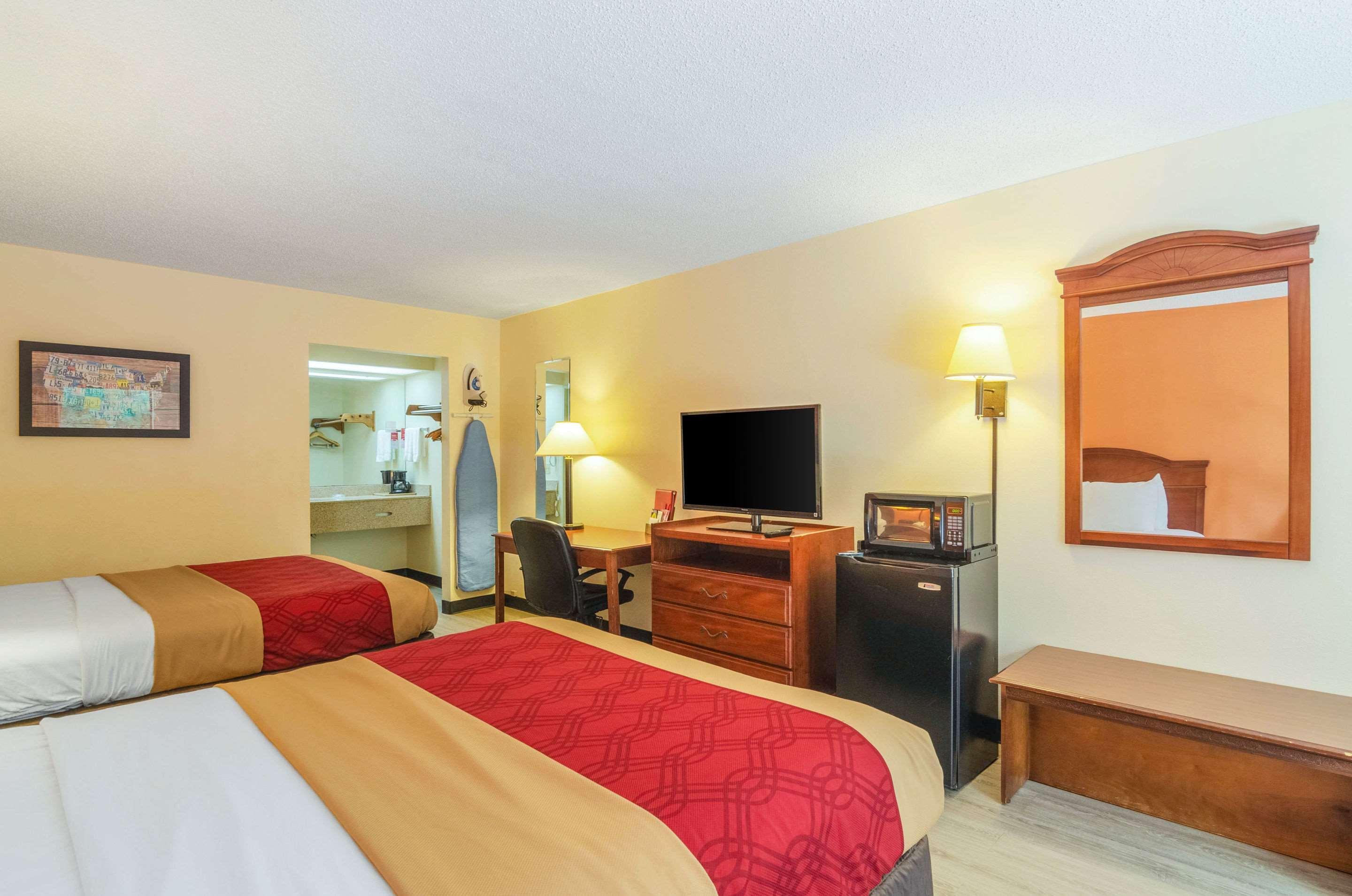 Econo Lodge Inn & Suites Gulfport Bagian luar foto