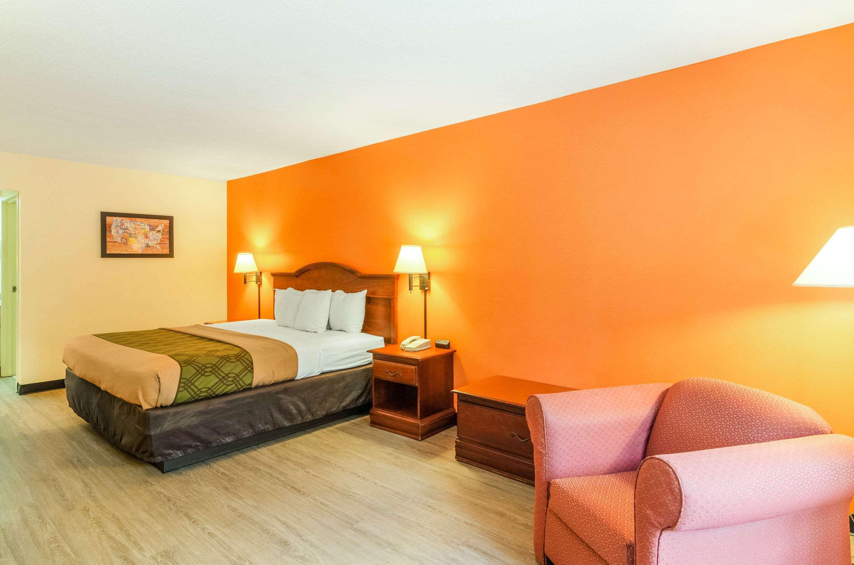 Econo Lodge Inn & Suites Gulfport Bagian luar foto