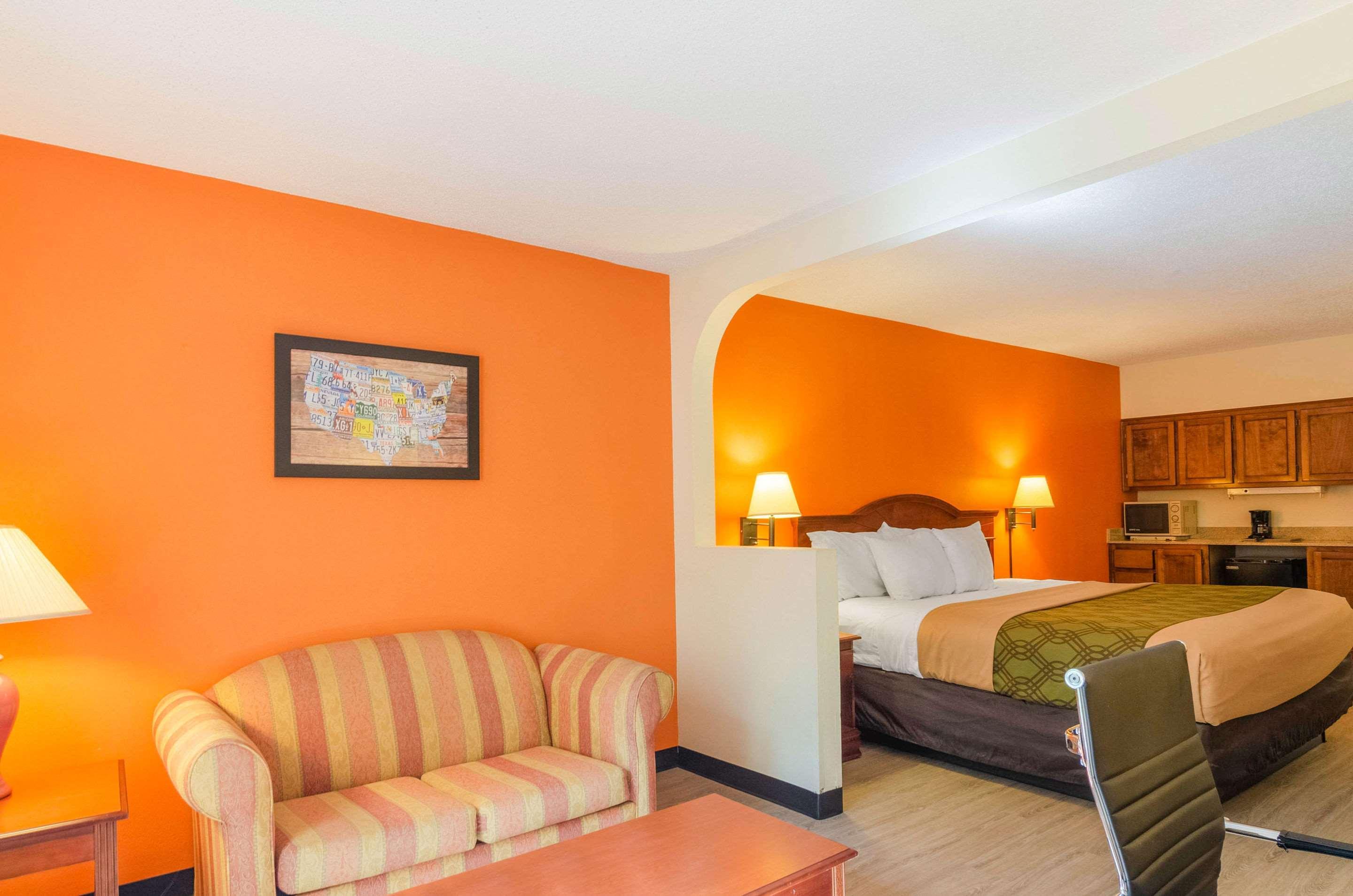 Econo Lodge Inn & Suites Gulfport Bagian luar foto