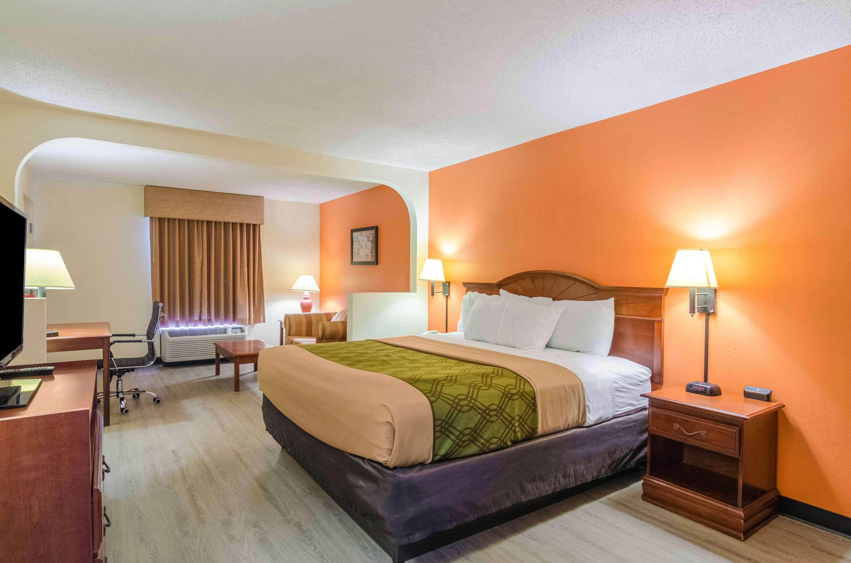 Econo Lodge Inn & Suites Gulfport Bagian luar foto