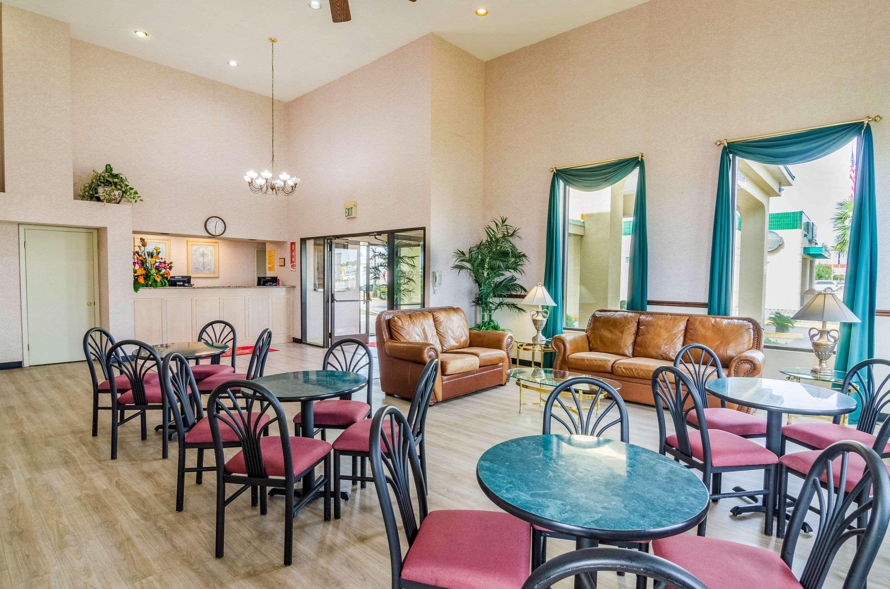 Econo Lodge Inn & Suites Gulfport Bagian luar foto