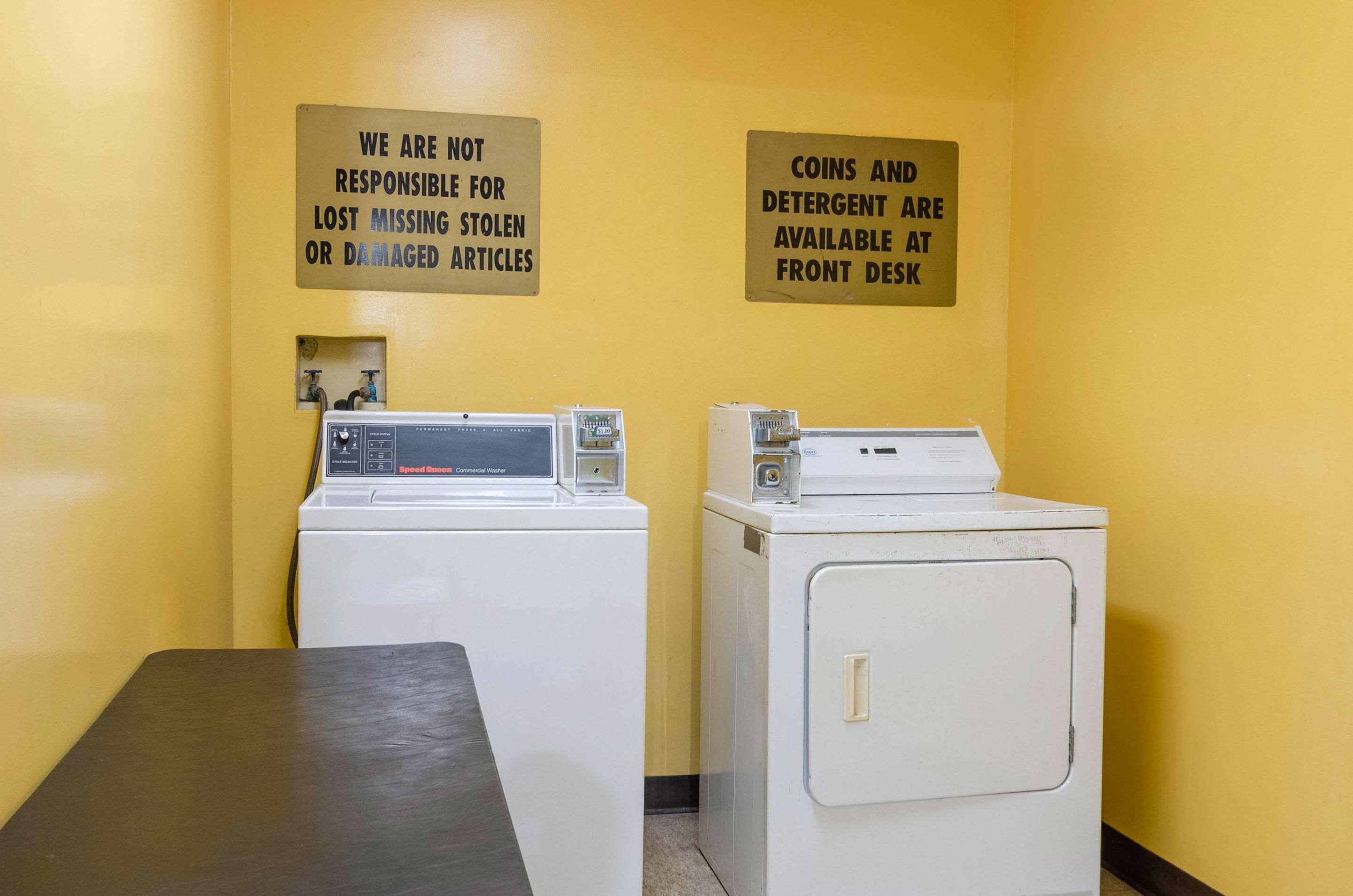Econo Lodge Inn & Suites Gulfport Bagian luar foto