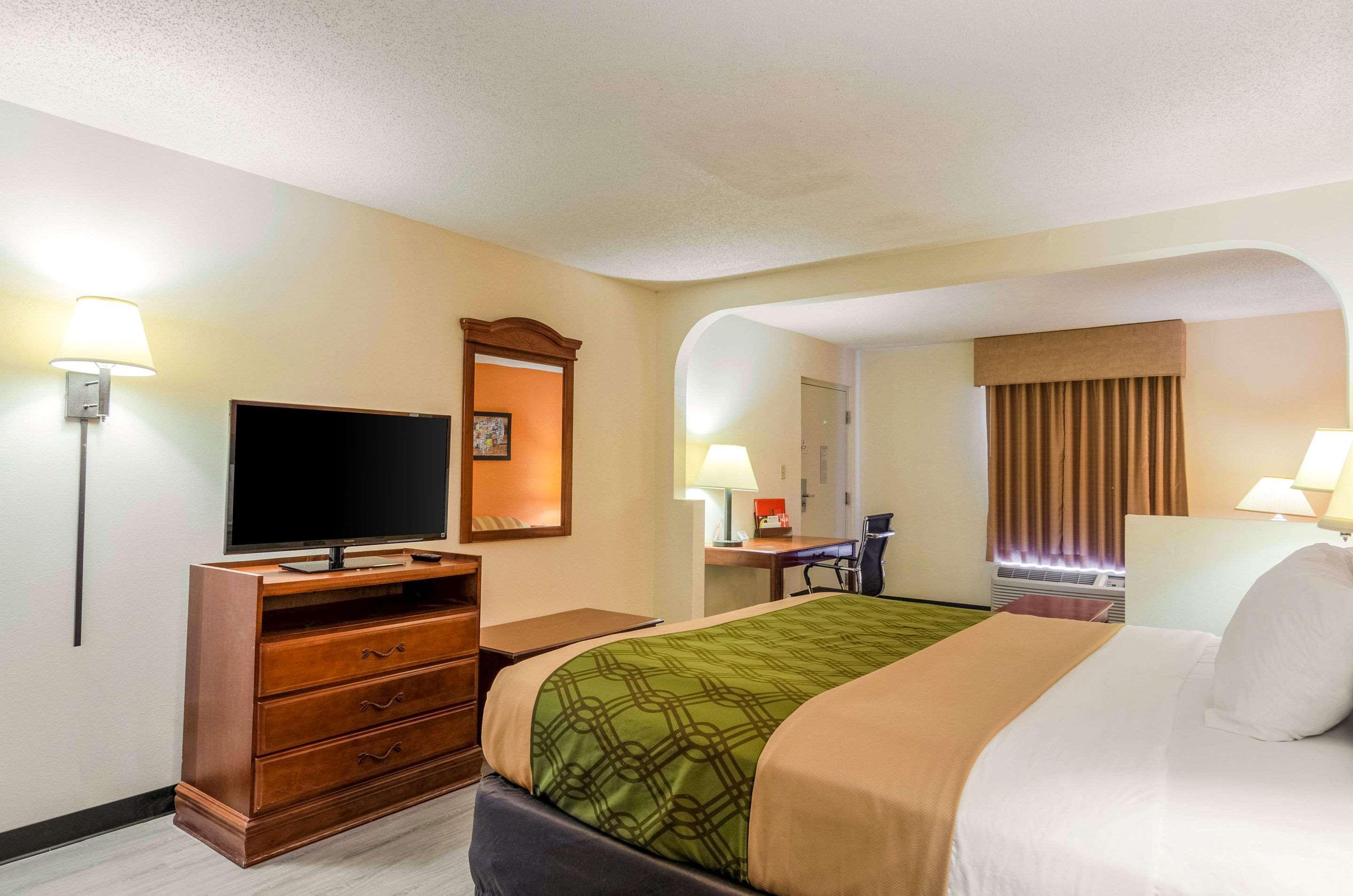 Econo Lodge Inn & Suites Gulfport Bagian luar foto