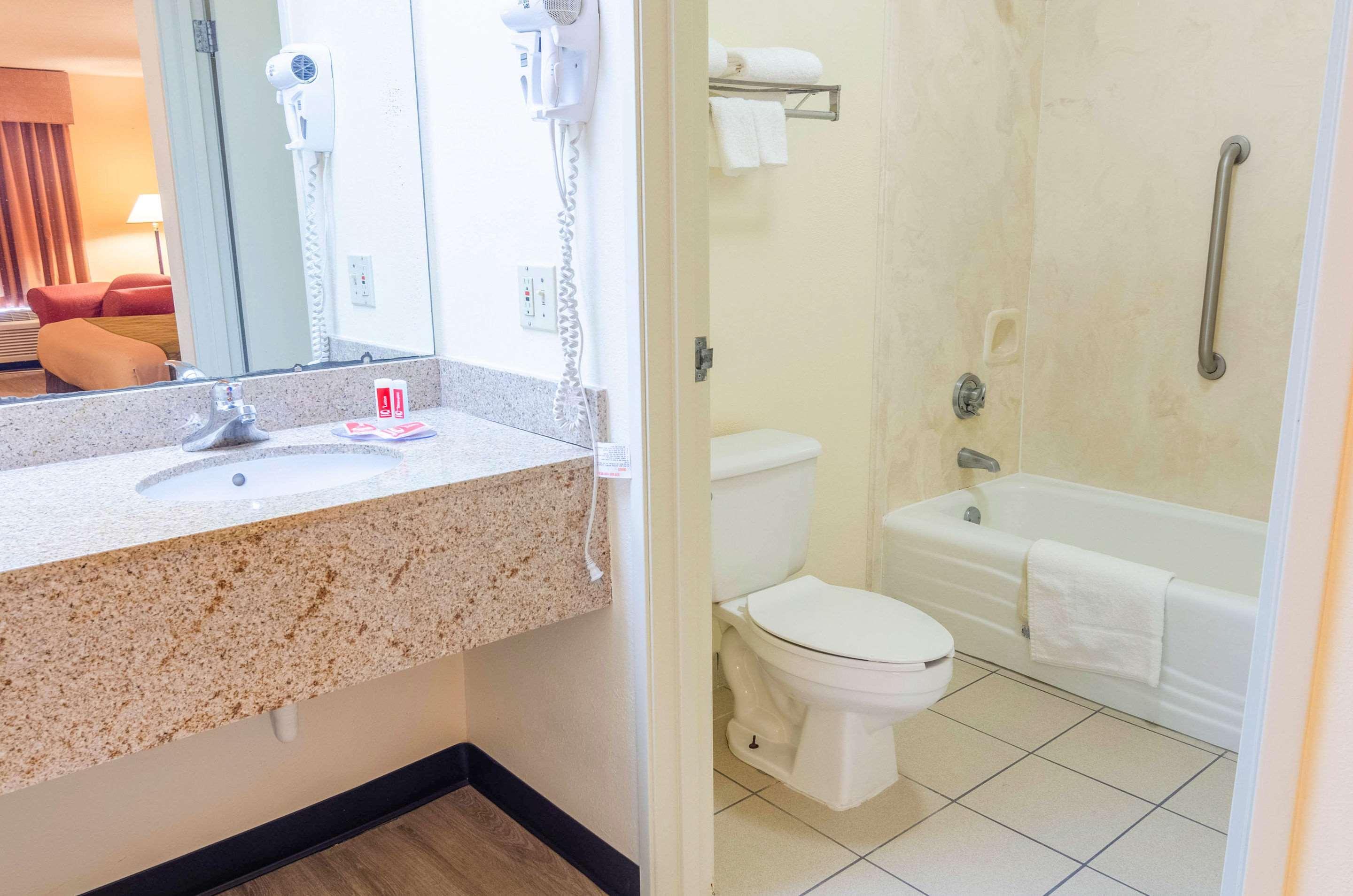 Econo Lodge Inn & Suites Gulfport Bagian luar foto