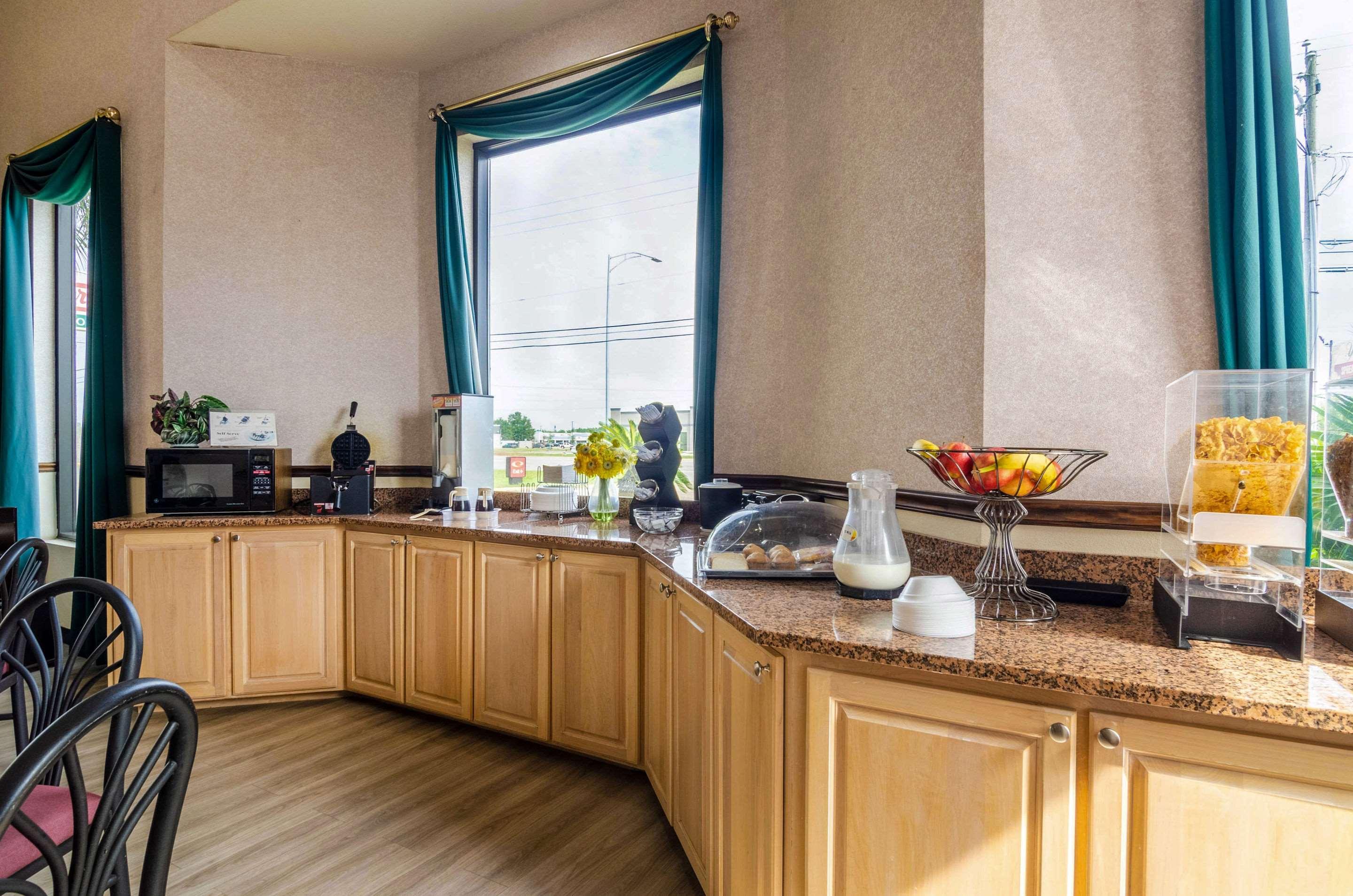 Econo Lodge Inn & Suites Gulfport Bagian luar foto
