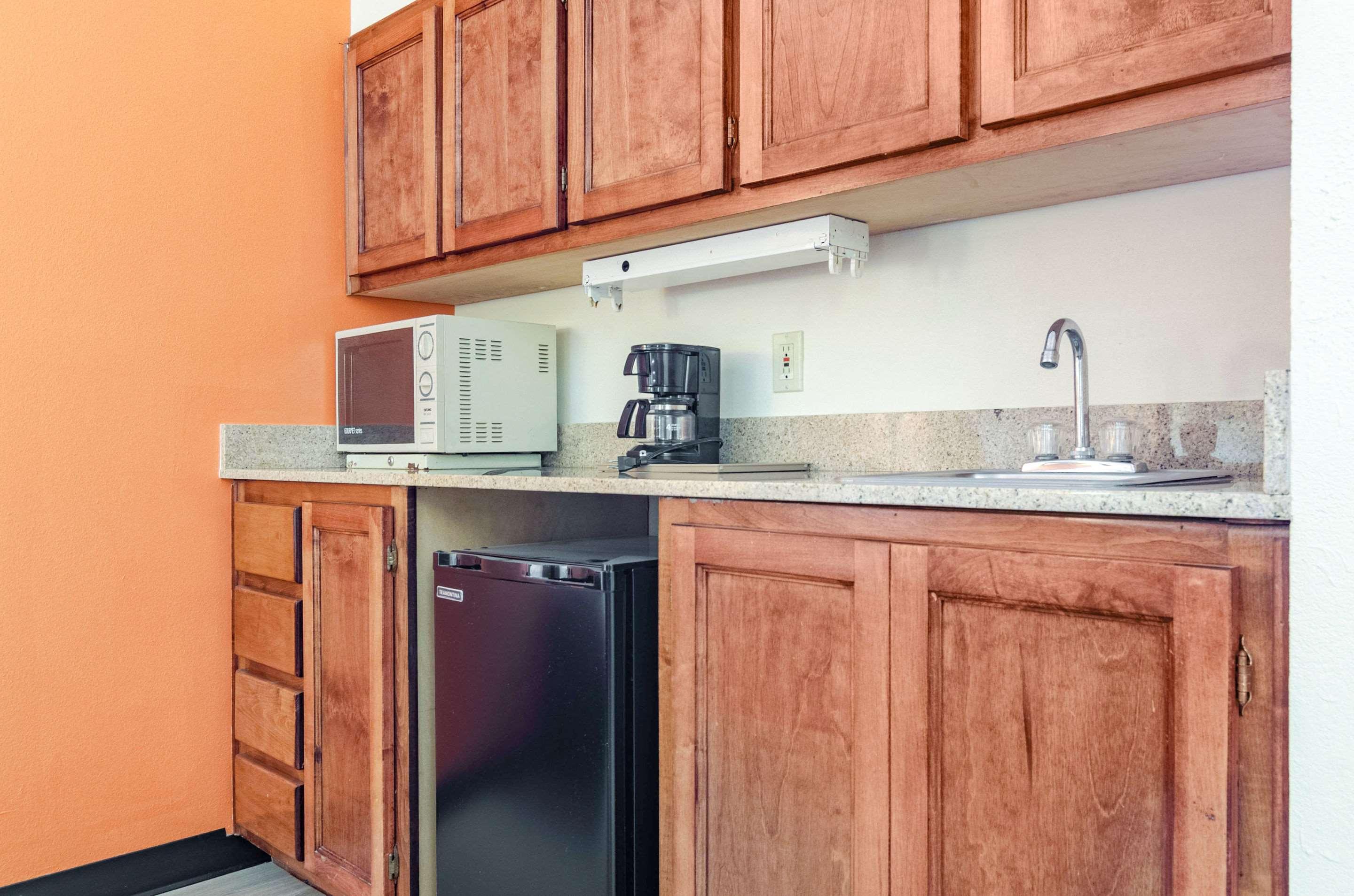Econo Lodge Inn & Suites Gulfport Bagian luar foto