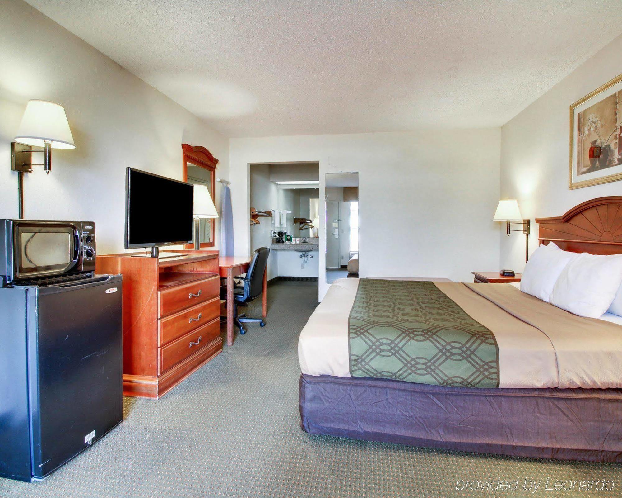 Econo Lodge Inn & Suites Gulfport Bagian luar foto