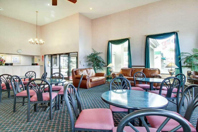 Econo Lodge Inn & Suites Gulfport Bagian luar foto