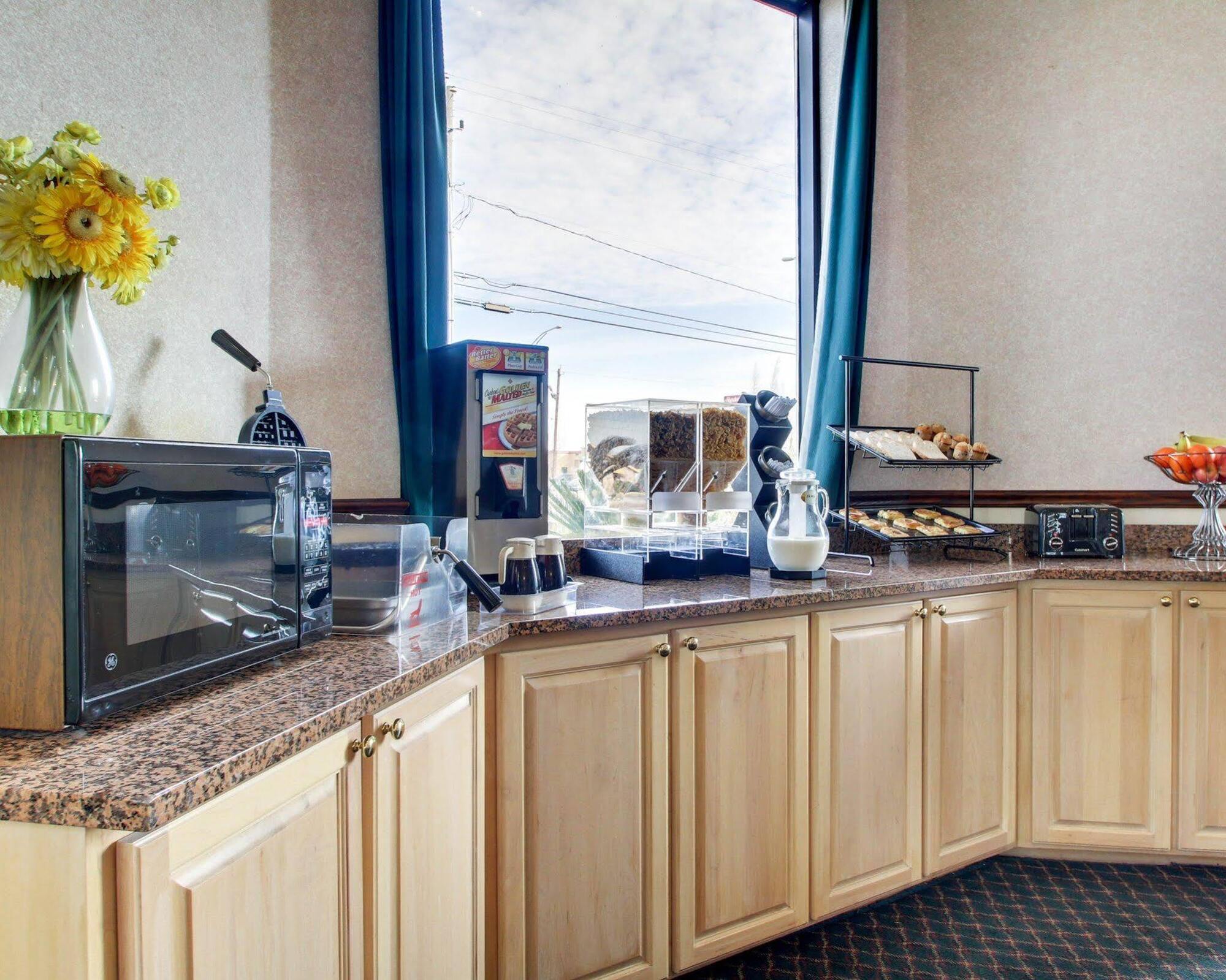 Econo Lodge Inn & Suites Gulfport Bagian luar foto